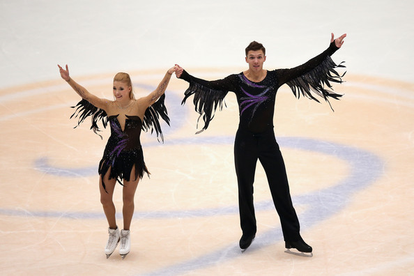 фигурист в необычном костюме на льду