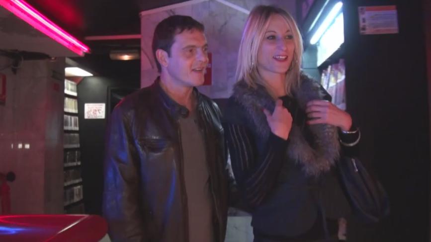 Cali - Cali, belle blonde gourmande, reve de se faire baiser dans un sex-shop!
